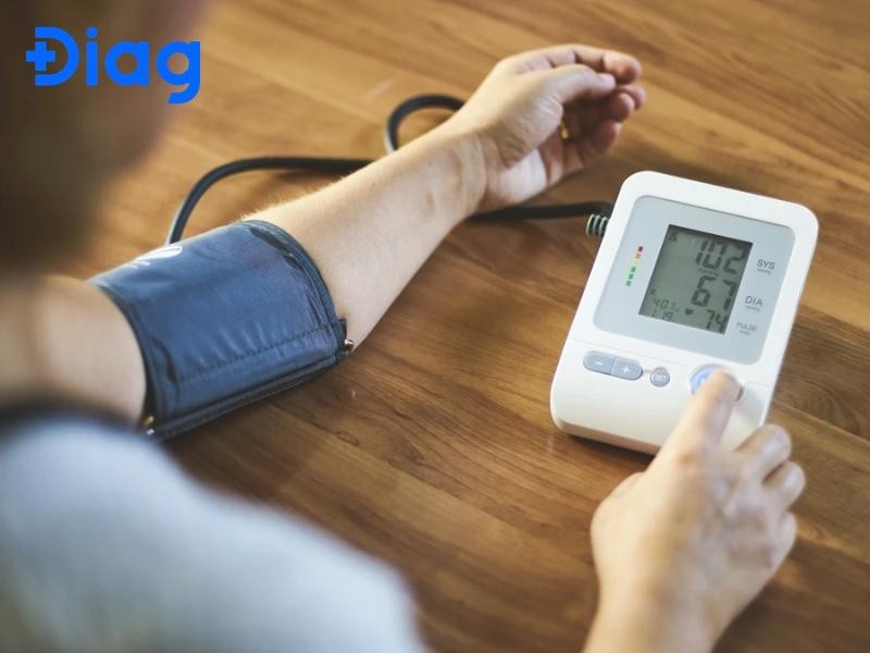 Người cao tuổi tập thể dục nhẹ nhàng để duy trì chỉ số huyết áp ổn định và sức khỏe tim mạch