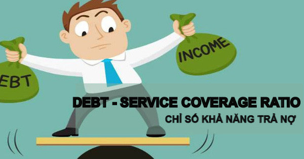 Người đàn ông đang xem báo cáo tài chính trên máy tính bảng để đánh giá khả năng trả nợ của doanh nghiệp