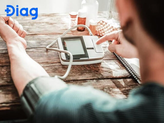 Người đang theo dõi chỉ số huyết áp trung bình trên màn hình thiết bị y tế