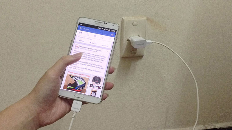 Người dùng vừa sạc vừa dùng điện thoại tác động đến thời gian sử dụng pin