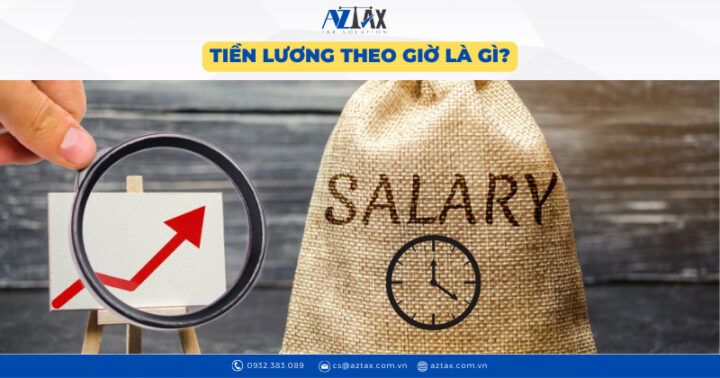 Người lao động đang xem đồng hồ đo thời gian làm việc để tính lương