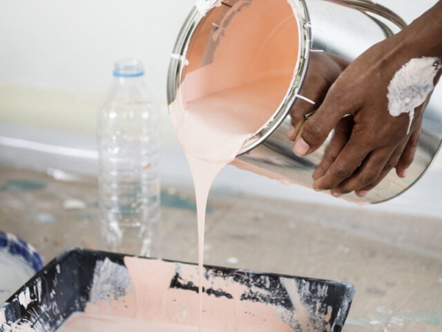 Người thợ sơn nhà đang đo đạc để tính toán diện tích sơn nhà 3 tầng