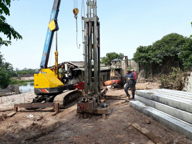 Quá trình ép cọc bê tông tại công trường xây dựng, liên quan đến công thức tính số lượng cọc trong móng