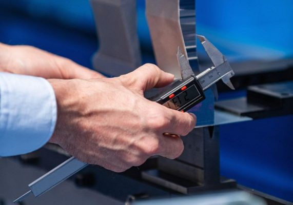 Sơ đồ minh họa các thông số và công thức tính phôi chấn trong gia công kim loại tấm