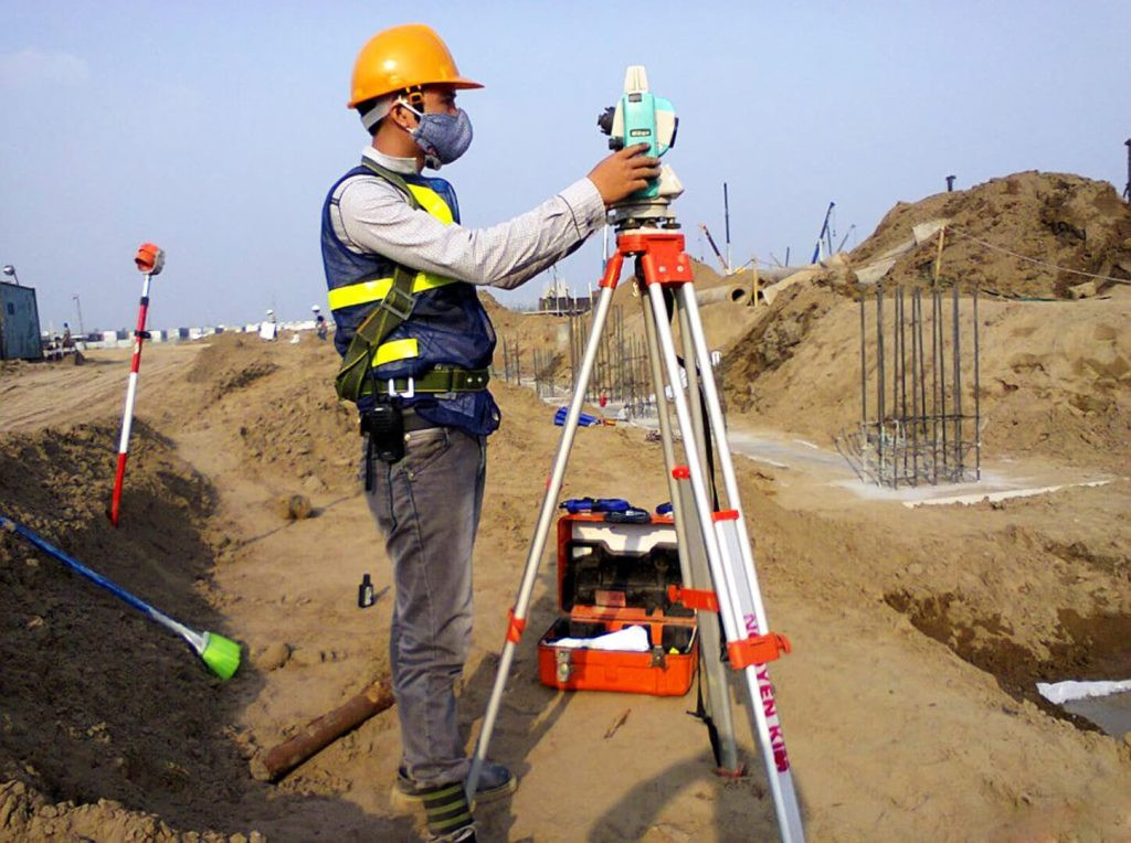 Sử dụng máy móc công nghệ hiện đại để đo đạc và xác định chính xác diện tích thửa ruộng.