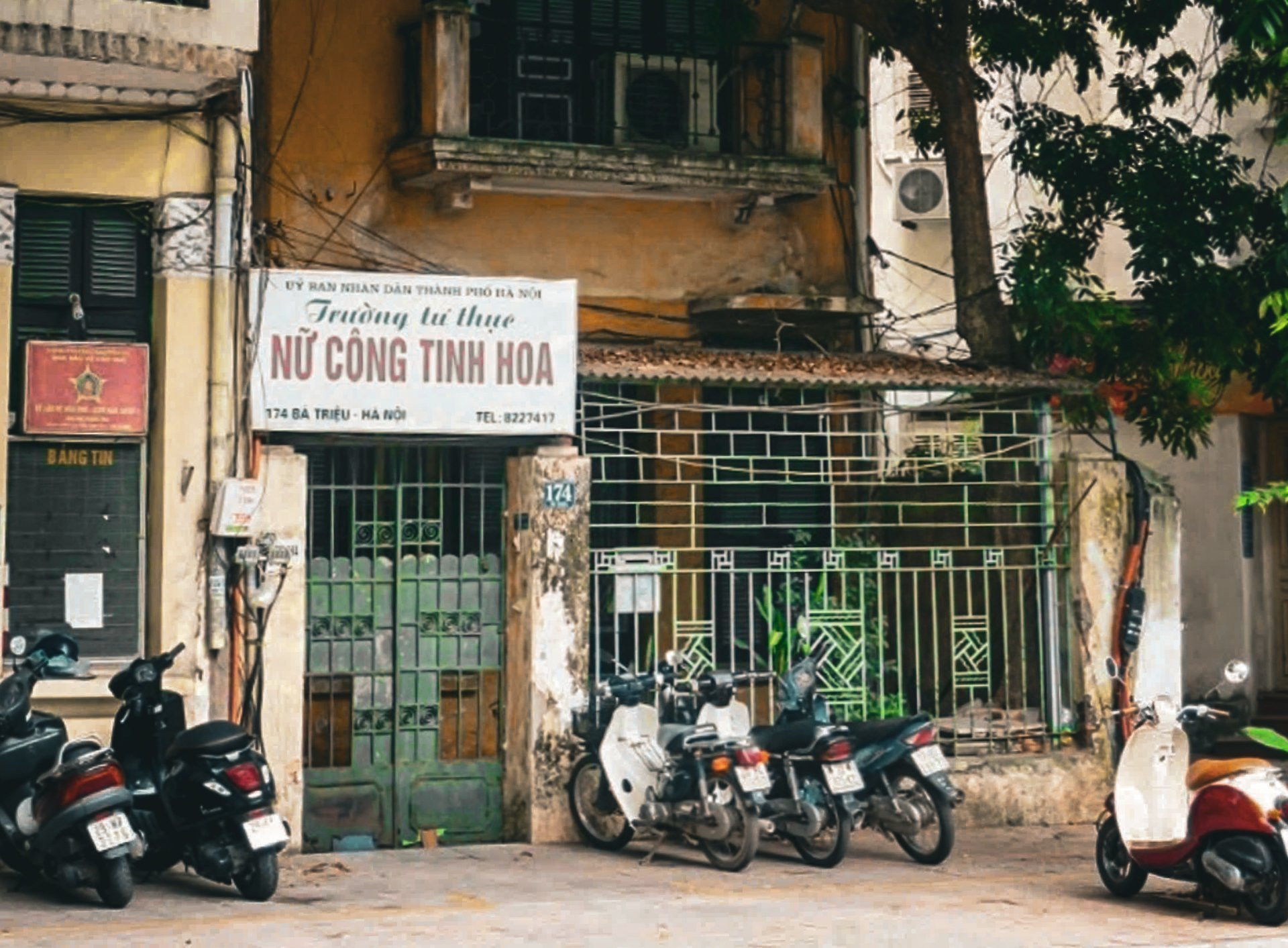 Tấm biển trường tư thục Nữ Công Tinh Hoa gợi nhớ ký ức về thời kỳ vàng son của nữ công Hà Thành.