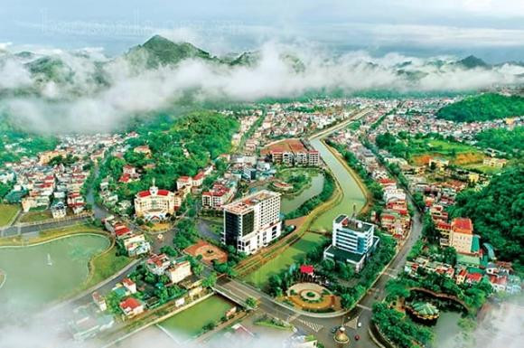 Toàn cảnh thành phố Sơn La nhìn từ trên cao với núi non trùng điệp