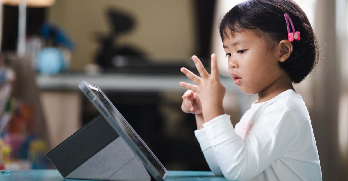 Trẻ em học toán hình lớp 3 qua các kênh học toán miễn phí, hỗ trợ việc tính diện tích hình chữ nhật