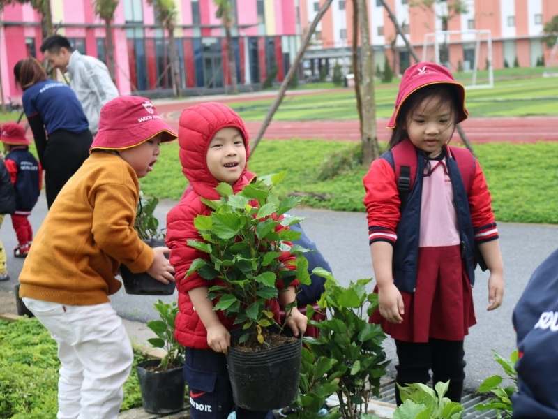 Cho con trẻ tham gia các hoạt động ngoại khóa Cho con trẻ tham gia các hoạt động ngoại khóa